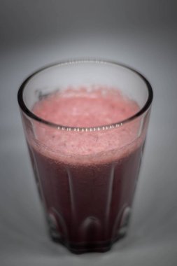 Nar suyu, antioksidan, antiinflamatuar ve antimikrobik etkiler gibi. Nar suyunun kansere, diyabete, kalp hastalığına ve daha fazlasına nasıl yardımcı olabileceğini öğren.