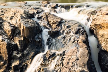 Ranchi 'den yaklaşık 40 km uzakta, burası kesinlikle Ranchi' de ziyaret edilmesi gereken bir yer. NH33 'ten çıktı ve iniş seviyesine ulaşmak için 300 basamaktan aşağı inmek zorunda. Kanchi nehrinin karşısındaki düşüş çok güzel. 144 feet yükseklikten düşüyor..