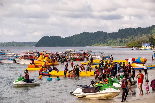 Spiaggia Costellata Barche Gonfiabili Colorate Barche Banana Con Persone Bordo — Foto Stock