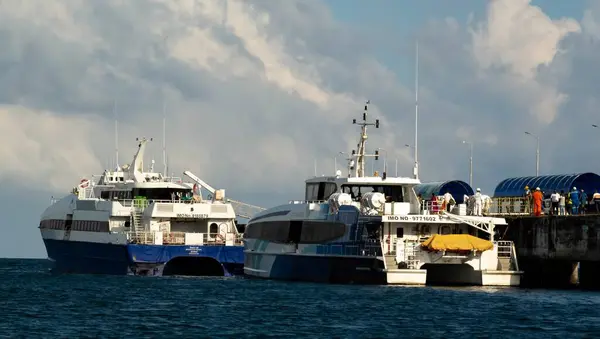 Grande Barco Azul Branco Com Antenas Equipamentos Proeminente Lado Barco — Fotografia de Stock