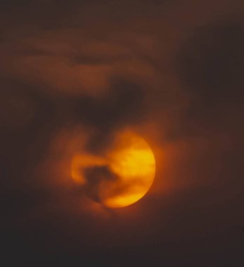 Altın saat güneş doğduktan hemen sonra ve güneş ufukta batmadan hemen önce ılık, zengin bir turuncu parıltı oluşturan zaman periyodudur..