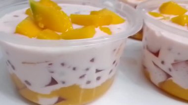 Bu video görüntülerinde paketlenmiş taze mango pudinginin lezzetli ve ferahlatıcı tadı yer alıyor. Gerçek mango püresiyle yapılmış, bu tatlı tatlılık ve keskinliğin mükemmel bir dengesi..