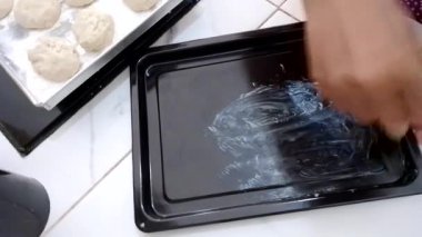 Bu yukarıdan aşağıya görüntüler, aşama aşama yemek pişirme tahtanızı tereyağıyla nasıl yağlayacağınıza dair bir kılavuz sağlıyor. Tereyağı ambalajı ya da pasta fırçası kullanarak tahtanıza ince bir tereyağı katmanı sürerek tüm yüzeyin kaplandığından emin olabilirsiniz.. 