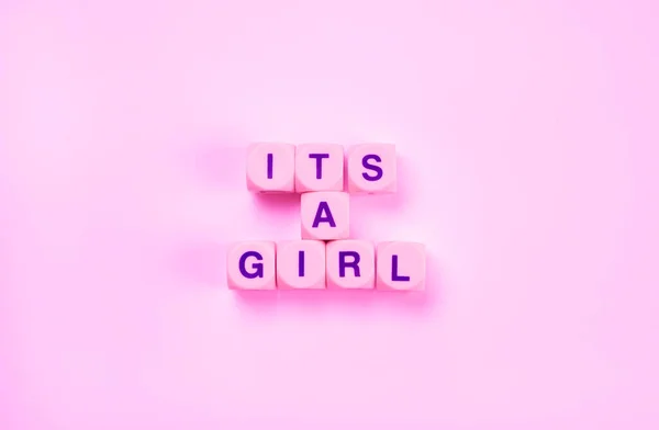 ピンクの背景にキューブからのテキスト それは女の子 新生児の女の子の概念です 高品質の写真 — ストック写真