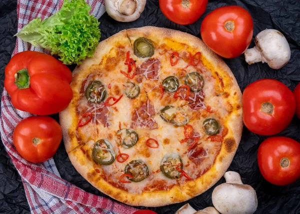 Pittige Chorrizo Pizza Met Jalapeno Pepers Close Hoge Kwaliteit Beeldmateriaal — Stockfoto
