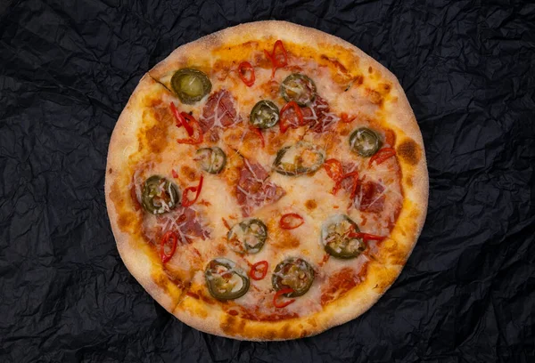 Pizza Pittige Chorizo Met Jalapeno Pepers Close Een Zwarte Achtergrond — Stockfoto