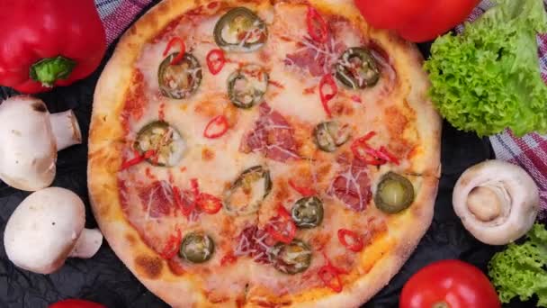Pizza Chorizo Piquante Tournante Poivre Jalapeno Vue Rapprochée Sur Fond — Video