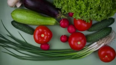 Yeşil arka planda taze sebzeler, metin eklemek için bir yer, hareket animasyonunu durdurmak için. Yüksek kalite 4k görüntü