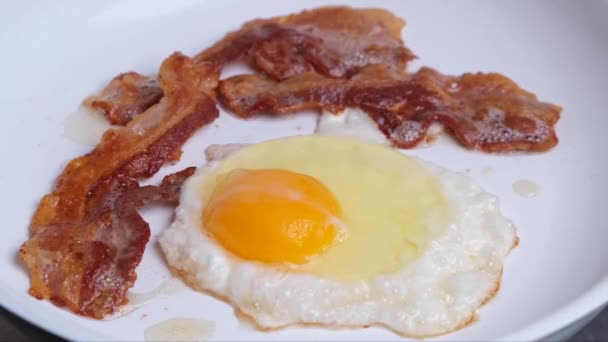 Eieren Met Spek Worden Gebakken Een Koekenpan Close Hoge Kwaliteit — Stockvideo