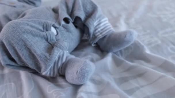 Bebê Irreconhecível Deitado Cama Contrai Suas Pernas Imagens Alta Qualidade — Vídeo de Stock