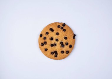 Beyaz arka planda izole edilmiş çikolatalı kurabiyeler. Yüksek kalite fotoğraf