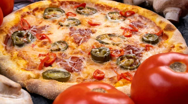 Pittige Chorrizo Pizza Met Jalapeno Pepers Close — Stockfoto