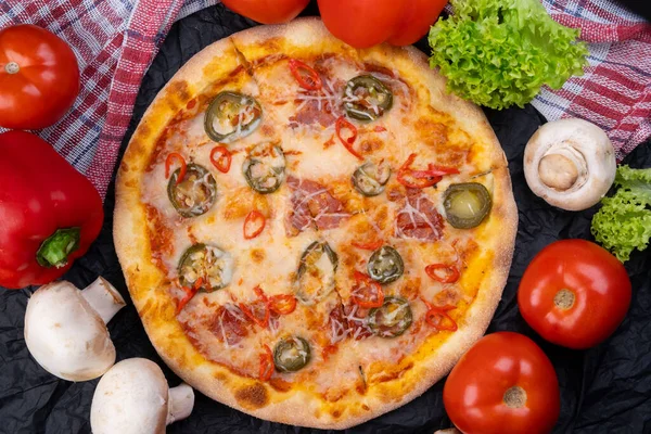 Pittige Chorrizo Pizza Met Jalapeno Pepers Champignons Tomatati Close Een — Stockfoto