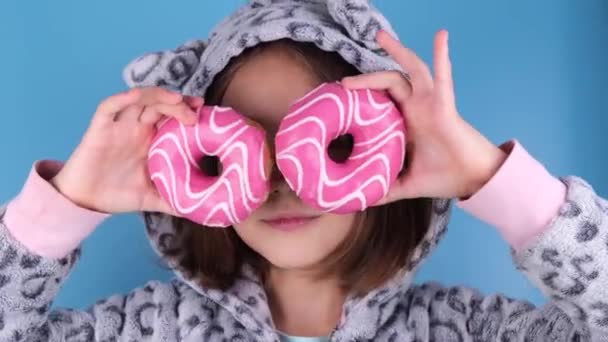 Menina Kigurumi Pijama Com Donuts Lugar Dos Olhos Fundo Azul — Vídeo de Stock