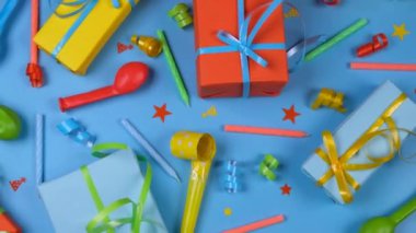 Hediye kutuları, mumlar, yılanbalığı ve toplarla dolu şenlikli mavi bir arka plan. Yüksek kalite 4k görüntü