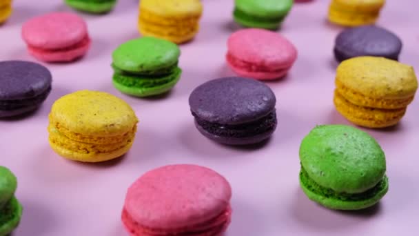 Roterande Bakgrund Söta Makaroner Cookies Olika Färger Rosa Bakgrund Högkvalitativ — Stockvideo