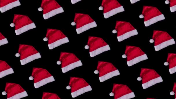 Loopende Weihnachtsanimation Von Nikolausmützen Auf Schwarzem Hintergrund Feiertagsmuster Neujahrskonzept Hochwertiges — Stockvideo