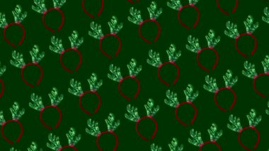 Yeşil arka planda geyik boynuzu dekorasyonunun Noel animasyonu, bayram deseni, yeni yıl konsepti. Yüksek kalite 4k görüntü