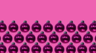 Pembe top Noel ağacı dekorasyonunun tekrarlanan Noel animasyonu pembe arka plan, tatil deseni, yeni yıl konsepti.