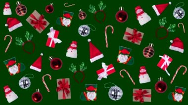 Noel balolarının, Noel Baba şapkasının, şeker kamışının ve kardan adamın tekrarlanan animasyonları ve yeşil arka planda hediyeler, tatil desenleri, yeni yıl konsepti..