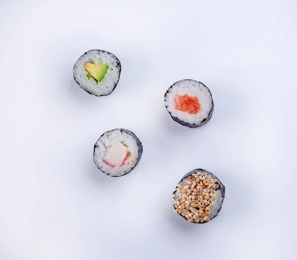  Suşi maki beyaz arka planda yuvarlanıyor. Yüksek kalite fotoğraf