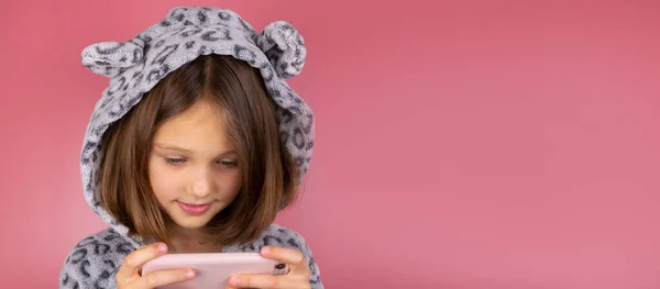 Pembe arka planda pijamalarıyla bakan ya da oynayan bir kız. Yüksek kalite 4k görüntü