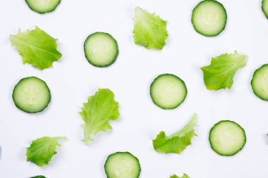  Marul yapraklarının sebze arkaplanı, salatalık dilimleri, beyaz arka planda. Düzgün beslenme kavramı. 