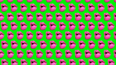 Yeşil arka planda kadın dudaklarının ya da ağzının son moda renkli tekrarlama şekli. Yüksek kalite fotoğraf