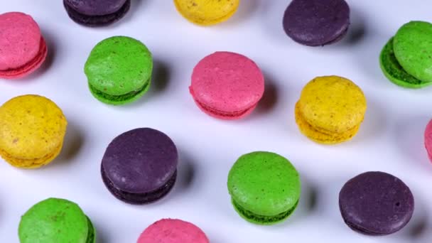 Fond Rotatif Biscuits Macaron Doux Différentes Couleurs Sur Fond Rose — Video