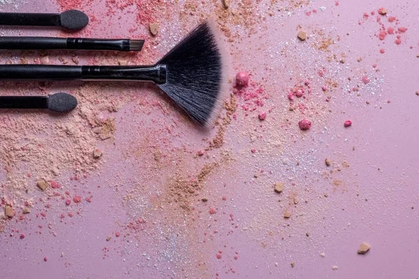 Moda kozmetik arka planı, pembe arka planda makyaj fırçaları. Yüksek kalite fotoğraf