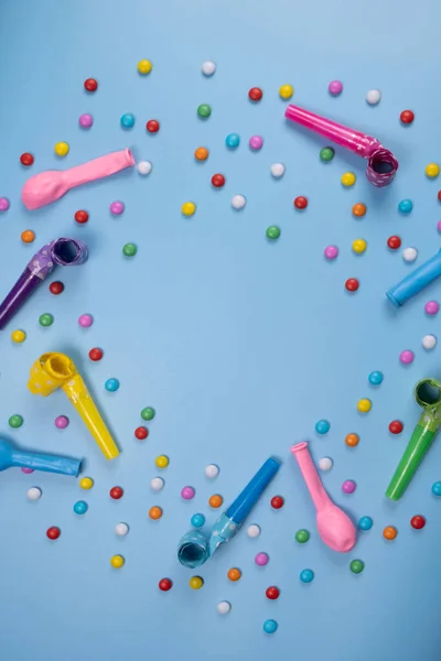 Doğum günü ya da parti için balonlar ve borularla dolu mavi bir arkaplan. 