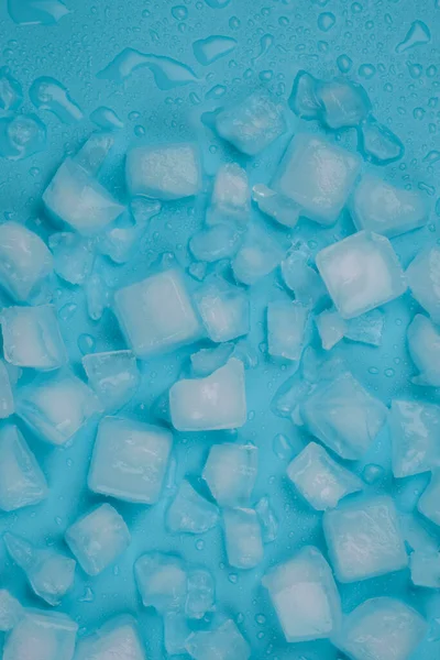 Buz küpleri ve su damlalarıyla dönen mavi arka plan. Yüksek kalite 4k görüntü
