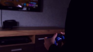 Oyun konsolu oynayan bir çocuğun ya da bir gencin ellerine yakın çekim. Yüksek kalite 4k görüntü