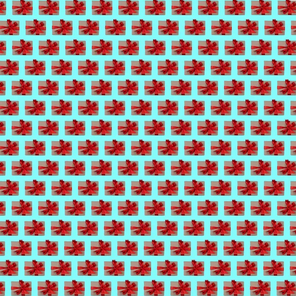 Mavi arka planda kırmızı fiyonklu hediye kutularının son moda renkli tekrarlama şablonu. Kumaş. Paket kağıdı. Yüksek kalite fotoğraf
