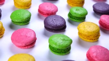 Tatlı kurabiyelerin, pembe arka planda farklı renklerde dönüşümlü arkaplanı. Yüksek kalite 4k görüntü