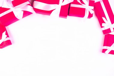 Kırmızı kurdele ve fiyonklu kırmızı festival kutuları ya da beyaz arka planda hediyeler, yeni yıl konsepti, sevgililer günü ya da tatiller. Yüksek kalite fotoğraf