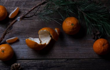 Karanlık kompozisyon ya da mandalinalı bir yaşam ve bir Noel ağacı dalı ya da ahşap bir arka planda çam ağacı. Yeni yıl Noel 'i. Yüksek kalite fotoğraf