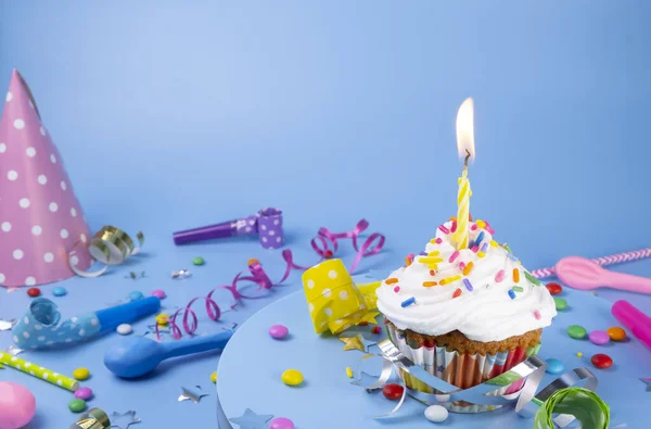 Doğum günü pastası ya da mavi arka planda yanan mumlu kek. Parti, doğum günü ya da yıldönümü kutlaması konsepti. Mesaj, fotokopi alanı. Yüksek kalite fotoğraf