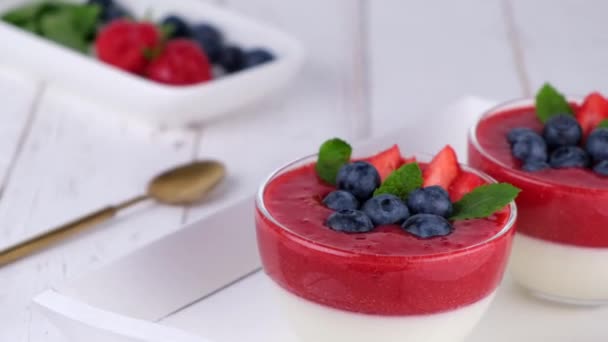 Γλυκό Ζελέ Φρούτων Πανακότα Φρέσκες Φράουλες Και Βατόμουρα Λευκό Φόντο — Αρχείο Βίντεο