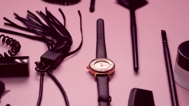 Fondo Giratorio Diferentes Accesorios Moda Para Mujer Cosas Relojes Collar — Vídeo de stock