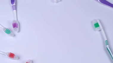 Arkadaki mavi arka plan görünümünde farklı renkte diş fırçaları. Yüksek kalite 4k görüntü