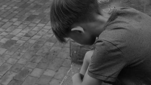 Smutny Samotny Chłopiec Schodach Pojęcie Samotności Znęcania Się Problemów Zdrowiem — Wideo stockowe