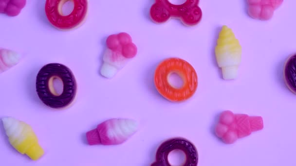 Drehbarer Hintergrund Von Verschiedenen Gelee Bonbons Bären Donuts Bonbons Auf — Stockvideo