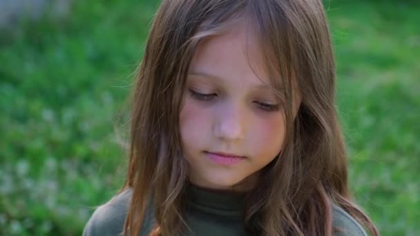 Portret Pięknej Dziewczynki Patrzącej Kamerę Stojącej Ulicy Mieście Letni Dzień — Wideo stockowe