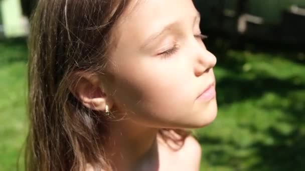 Mała Piękna Dziewczynka Zamkniętymi Oczami Rozgrzewa Twarz Słońcu Wdycha Powietrze — Wideo stockowe