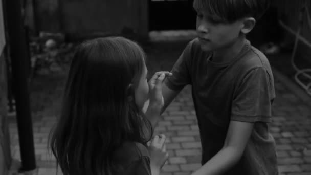 Kampf Gegen Bruder Und Schwester Kämpfen Jungen Und Mädchen Kämpfende — Stockvideo