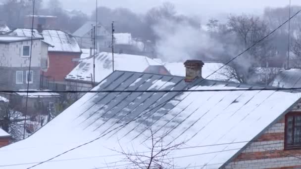 Fumaça Que Vem Chaminé Uma Casa Velha Inverno Aquecimento Imagens — Vídeo de Stock