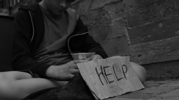 Koldus Hajléktalan Fiú Vagy Tinédzser Könyörög Alamizsnát Fekete Fehér Videó — Stock videók