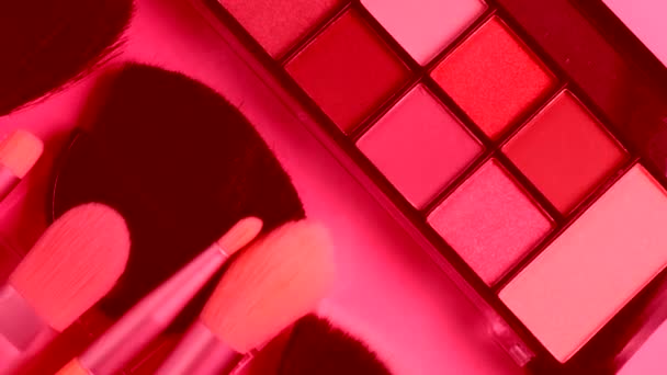 Gire Fundo Com Pincéis Maquiagem Paletas Sombra Fundo Rosa Imagens — Vídeo de Stock