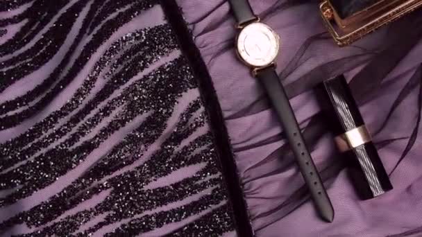 Fondo Giratorio Diferentes Accesorios Moda Para Mujer Cosas Relojes Collar — Vídeo de stock